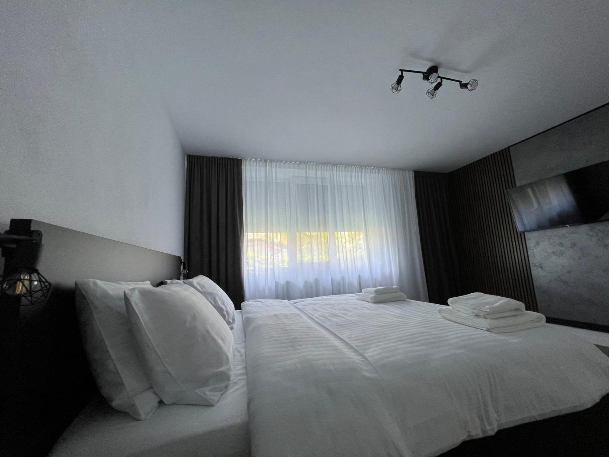 Onix Apartment Hunedoara Luaran gambar